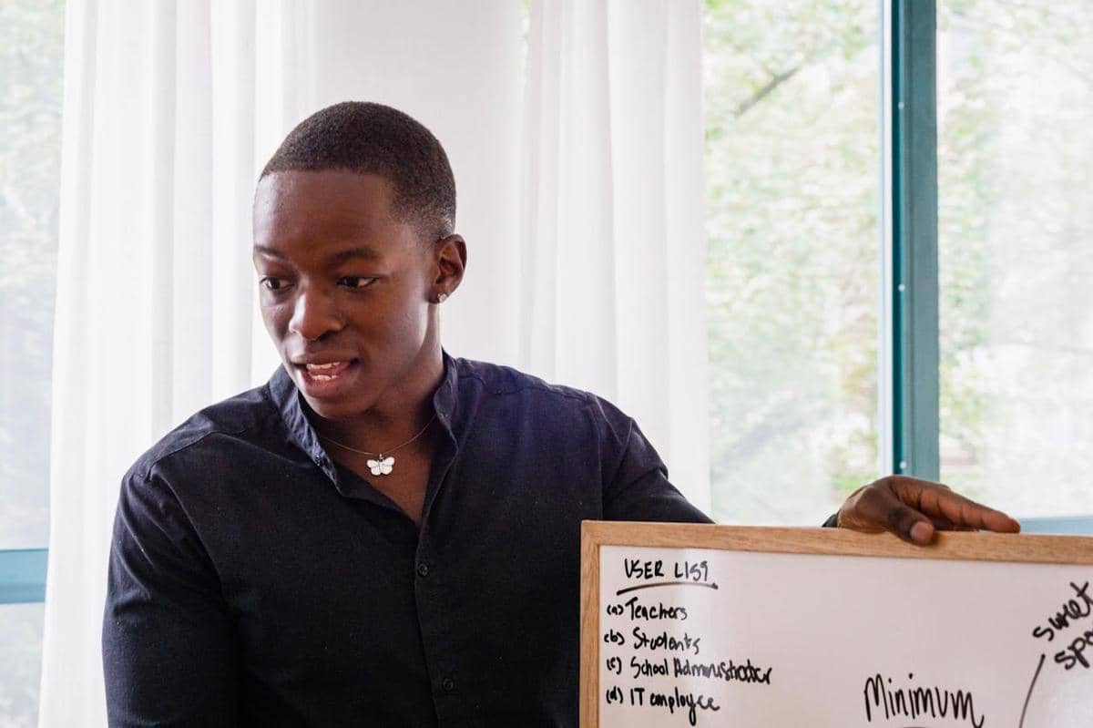 menyampaikan gagasan