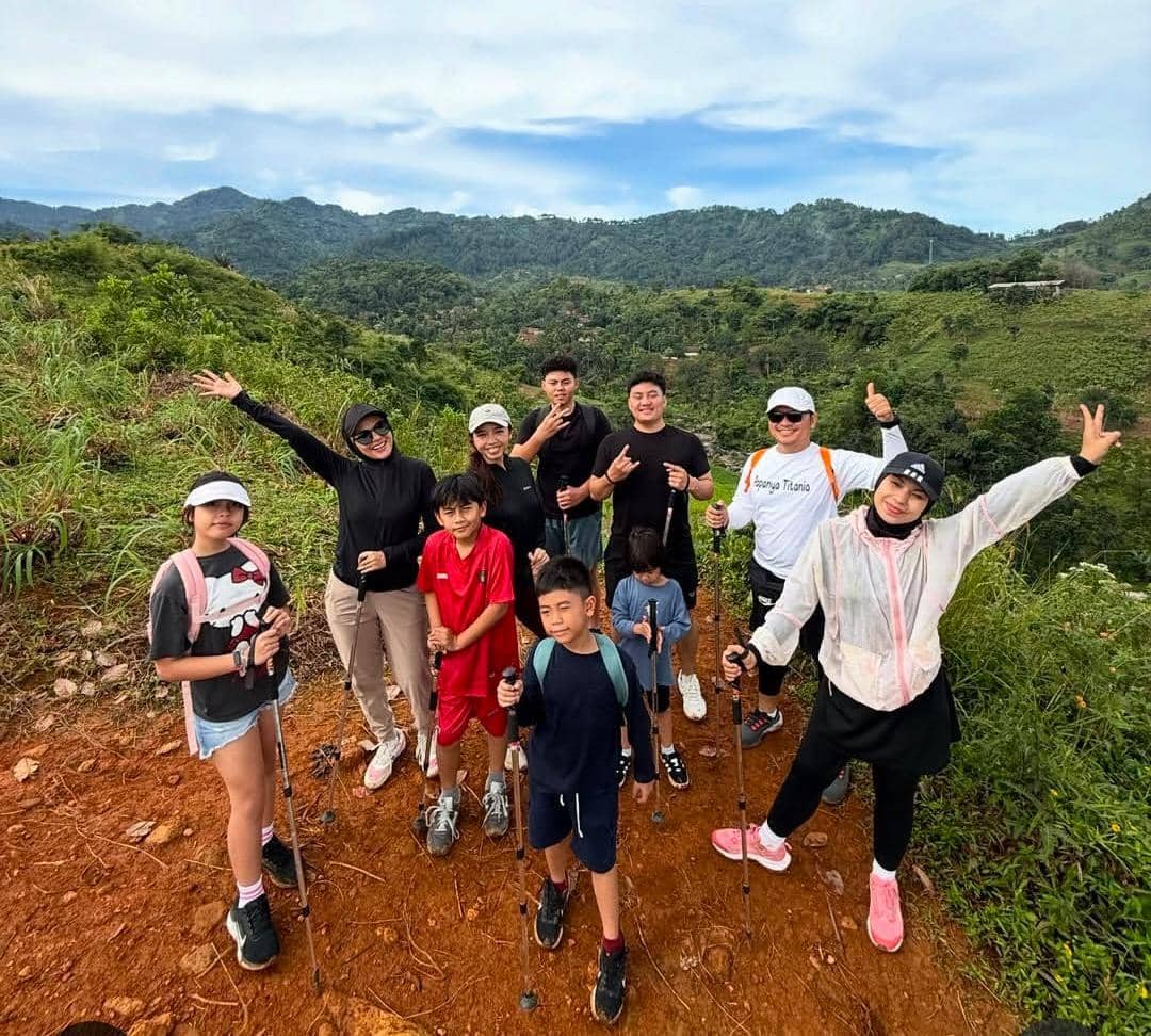 Meisya Siregar dan keluarga trekking ke curug di Sentul