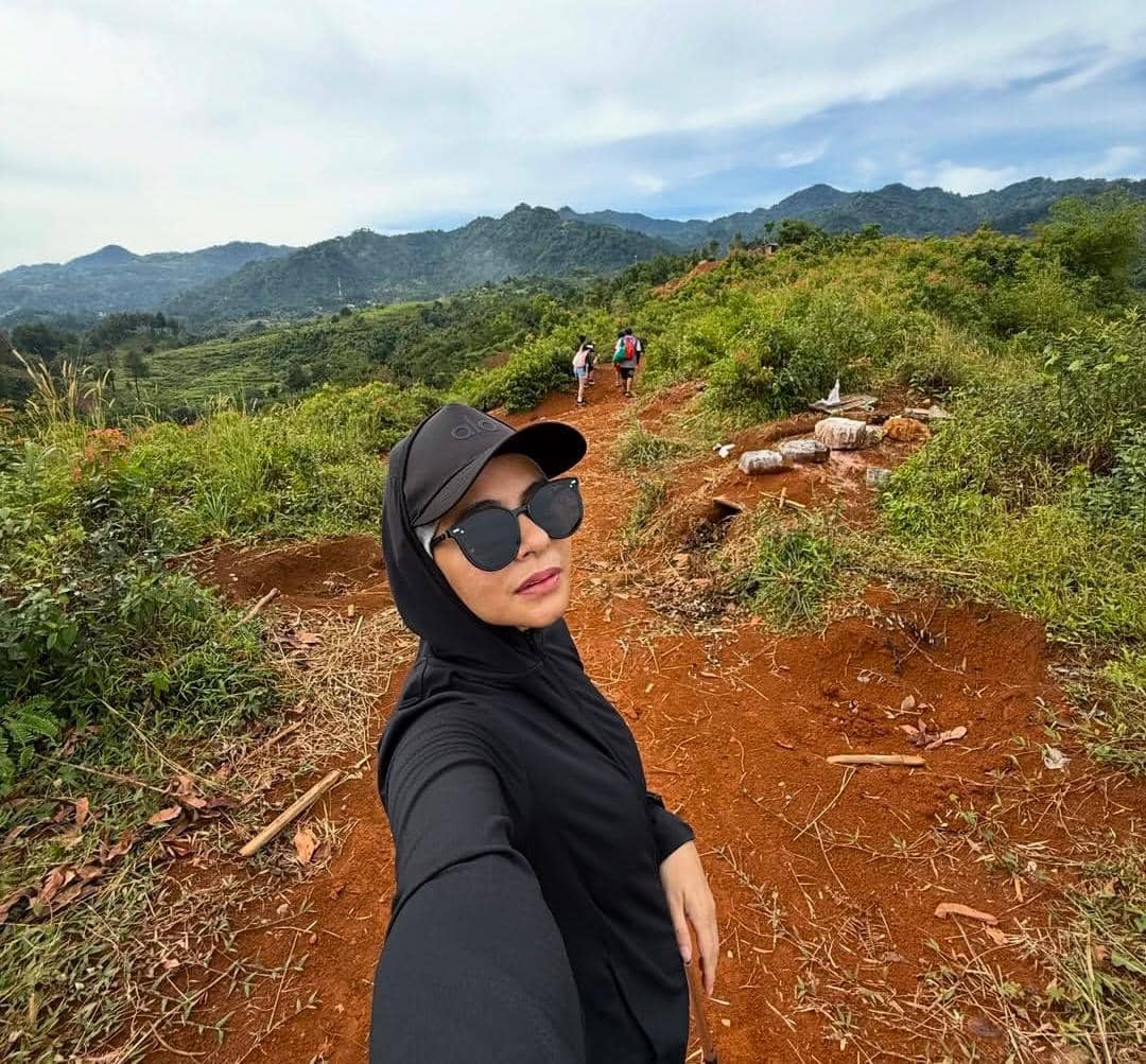 Meisya Siregar dan keluarga trekking ke curug di Sentul