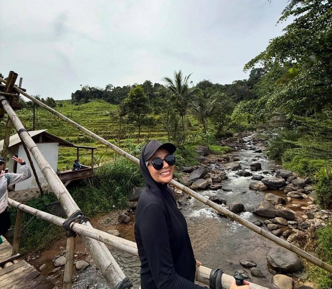 Meisya Siregar dan keluarga trekking ke curug di Sentul