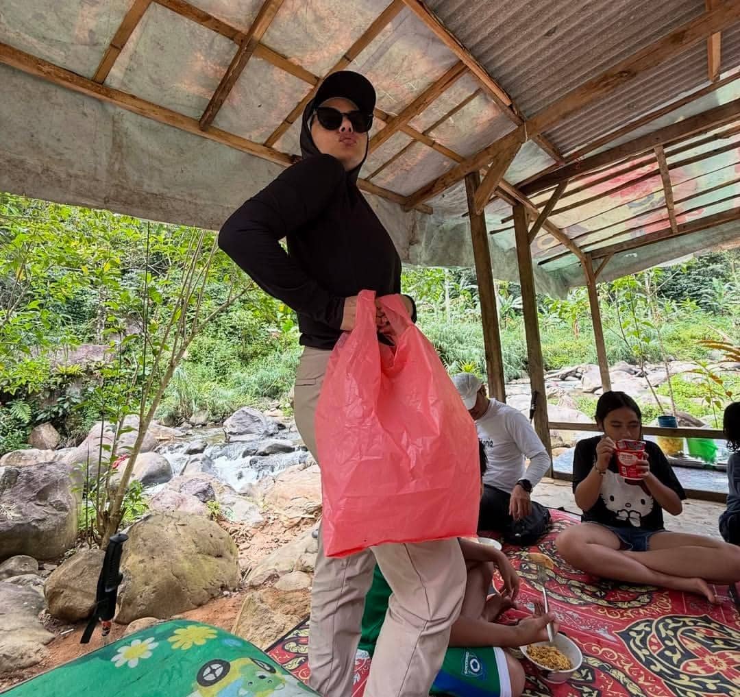Meisya Siregar dan keluarga trekking ke curug di Sentul