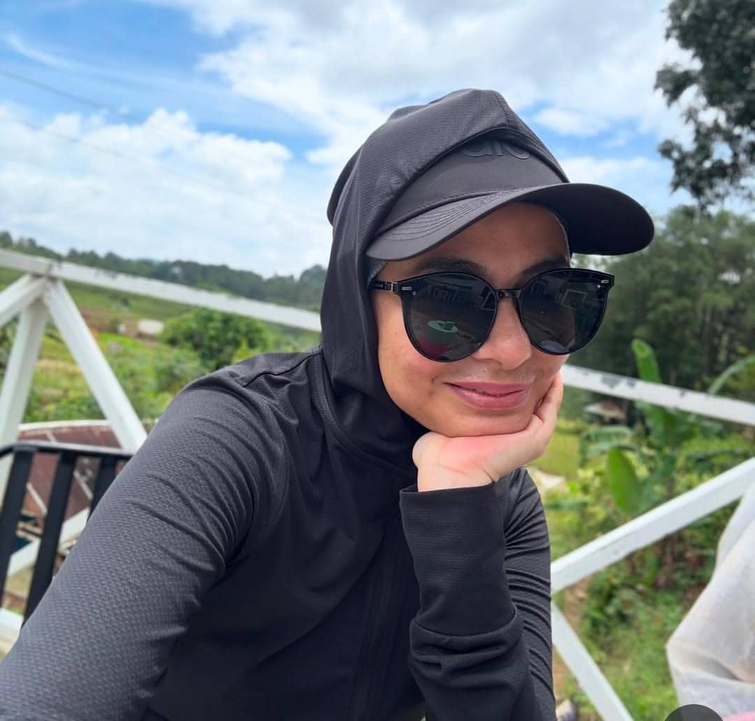 Meisya Siregar dan keluarga trekking ke curug di Sentul