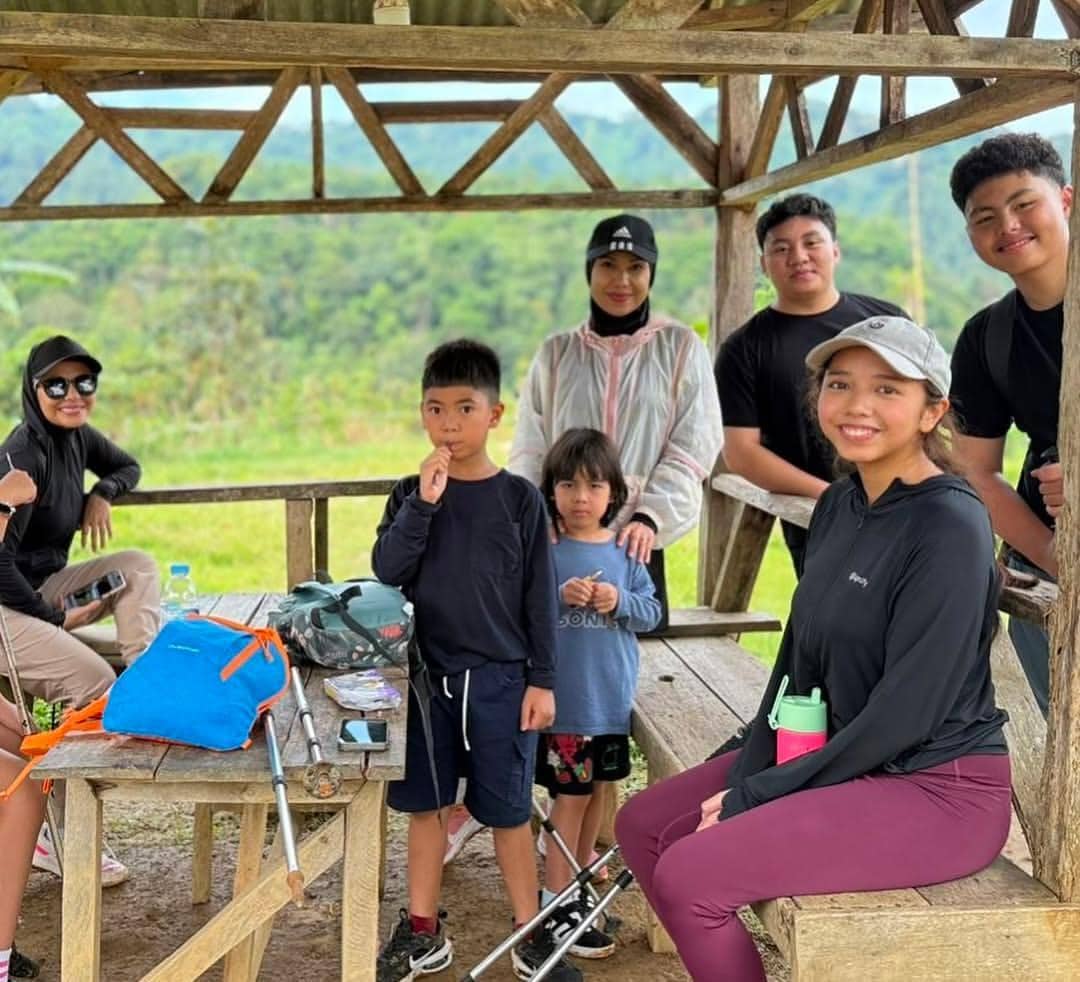 Meisya Siregar dan keluarga trekking ke curug di Sentul