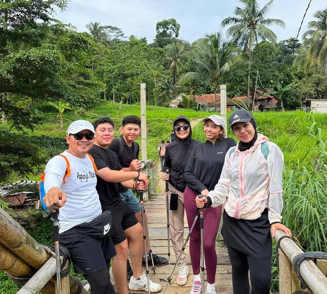 Meisya Siregar dan keluarga trekking ke curug di Sentul