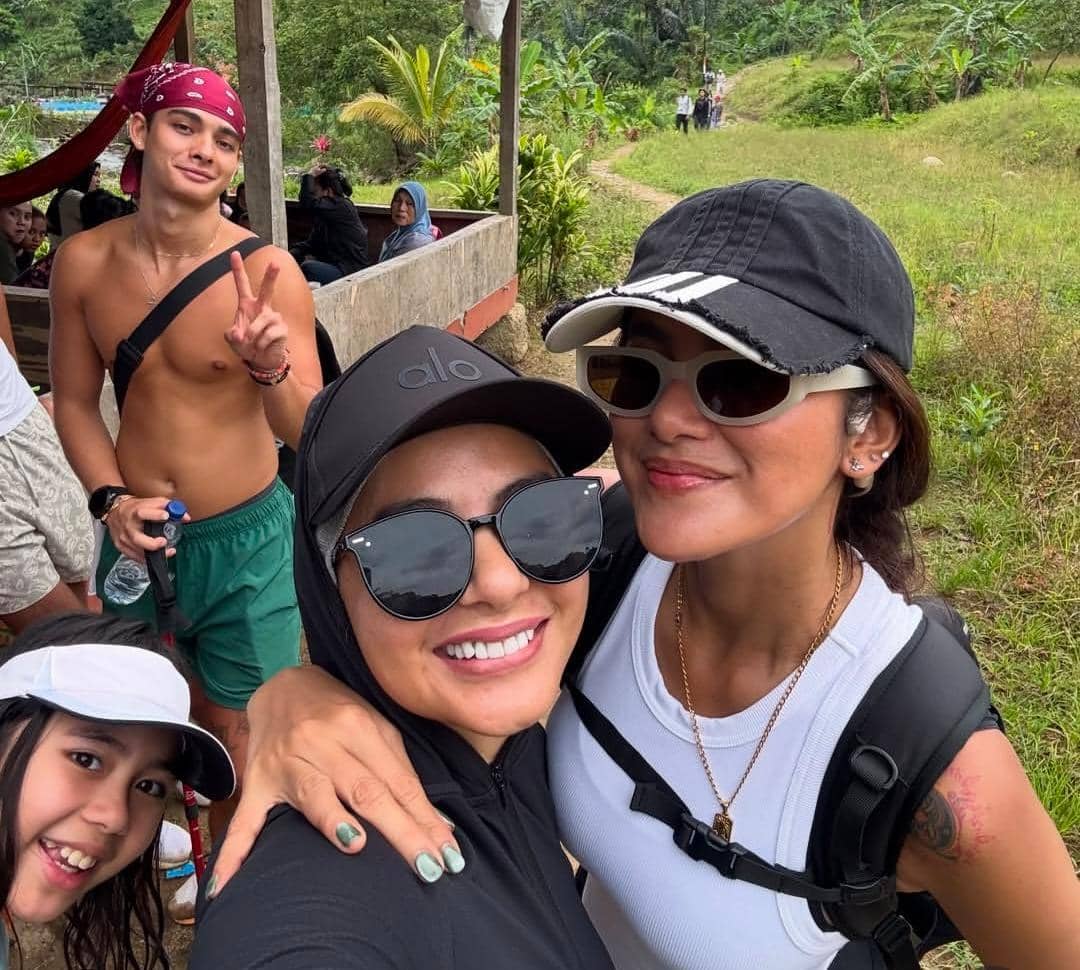 Meisya Siregar dan keluarga trekking ke curug di Sentul