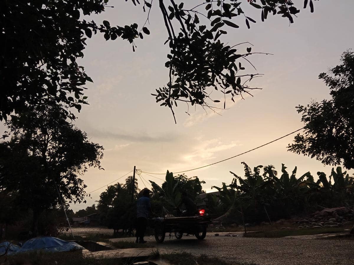 Suasana sore di Kecamatan Sorkam, Kabupaten Tapanuli Tengah, Sumatera Utara. (Foto: Junaidin Zai)