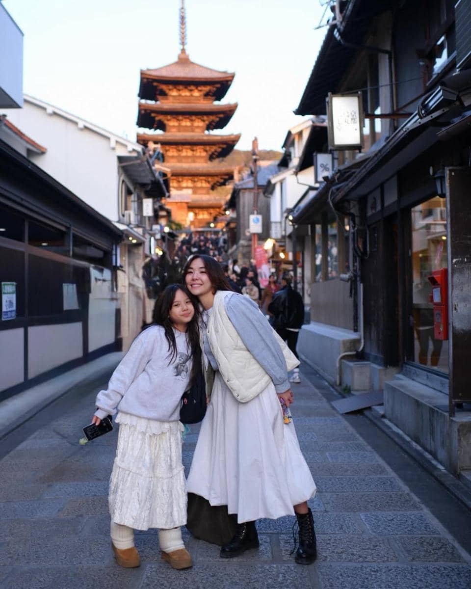 Gading, Gisel dan Gempi jalan-jalan di Kyoto
