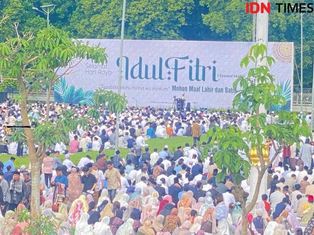 Ribuan warga memadati Lapangan Bumi Gora Kantor Gubernur NTB untuk melaksanakan salat Idul Fitri 1447 H, Sabtu (21/3/2026). (IDN Times/Muhammad Nasir)