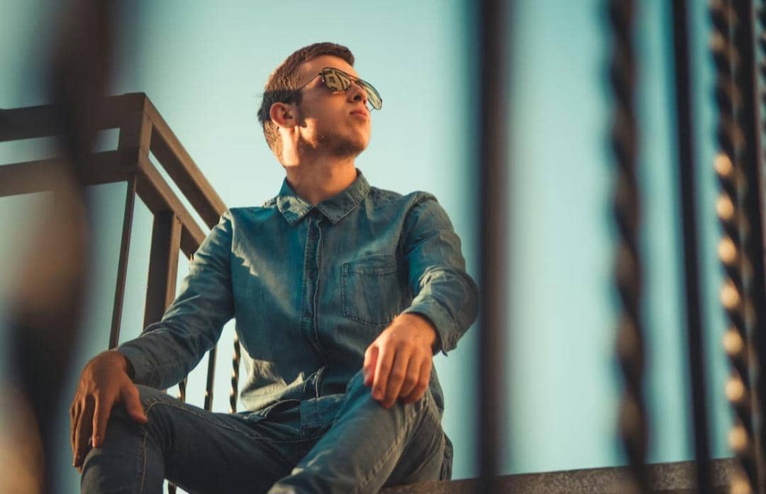 4 Inspirasi Outfit Jeans Kasual Bisnis untuk Kerja