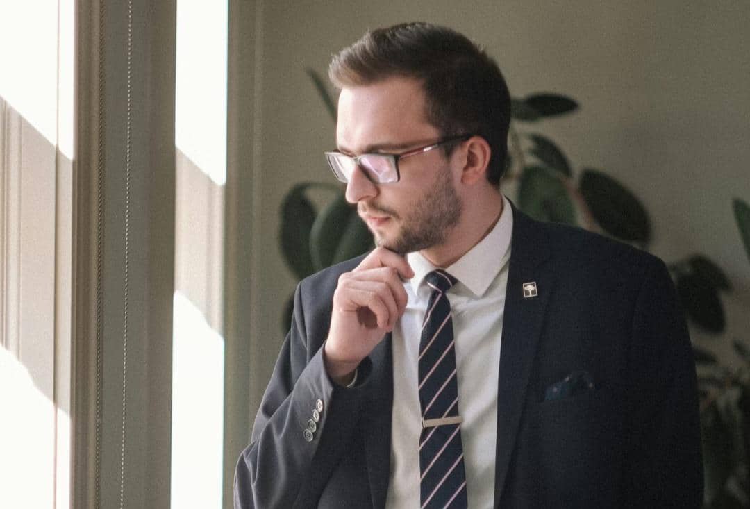 4 Cara Mengikat Simpul Dasi Half Windsor untuk Acara Formal