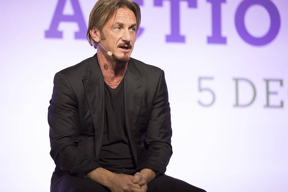 Sean Penn, Pendiri J/P Haitian Relief Organization, menyampaikan pidato utama pada Hari Aksi LPAA