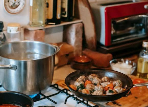 ilustrasi proses memasak ayam kuah asam pedas