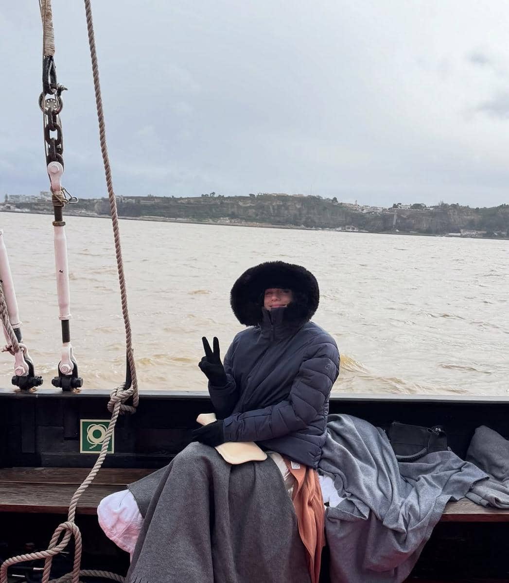 potret Lili Reinhart di balik layar MV SWIM BTS