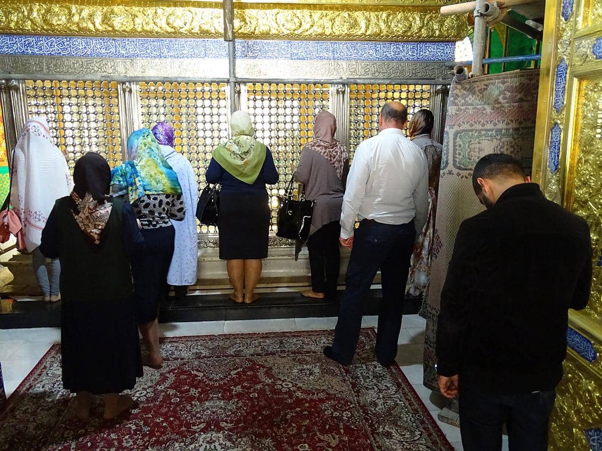 Jemaah Muslim berwudu di area tempat bersuci Masjid Bibi-Heybat, Baku, Azerbaijan, sebelum melaksanakan ibadah.