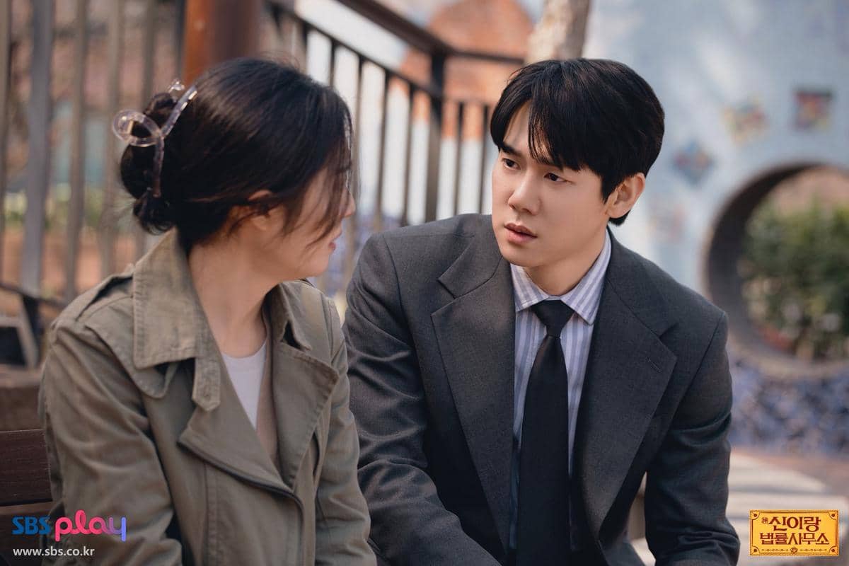 Lee Dabitna dan Yoo Yeon Seok di Phantom Lawyer