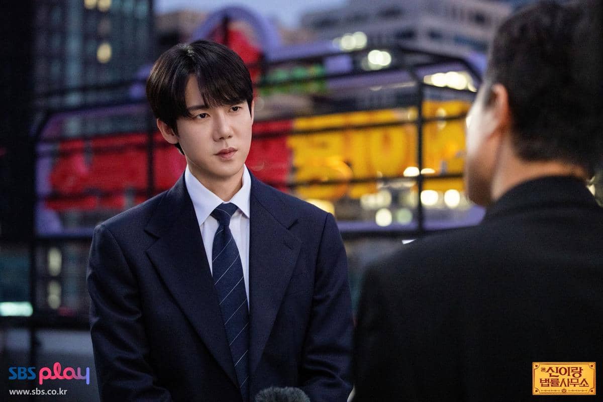 Kesamaan Peran Yoo Yeon Seok di Phantom Lawyer dan Hospital Playlist