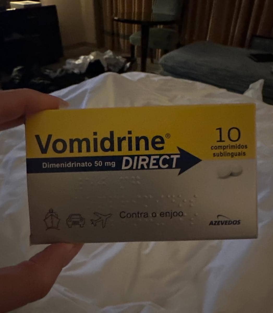 potret Lili Reinhart di balik layar MV SWIM BTS