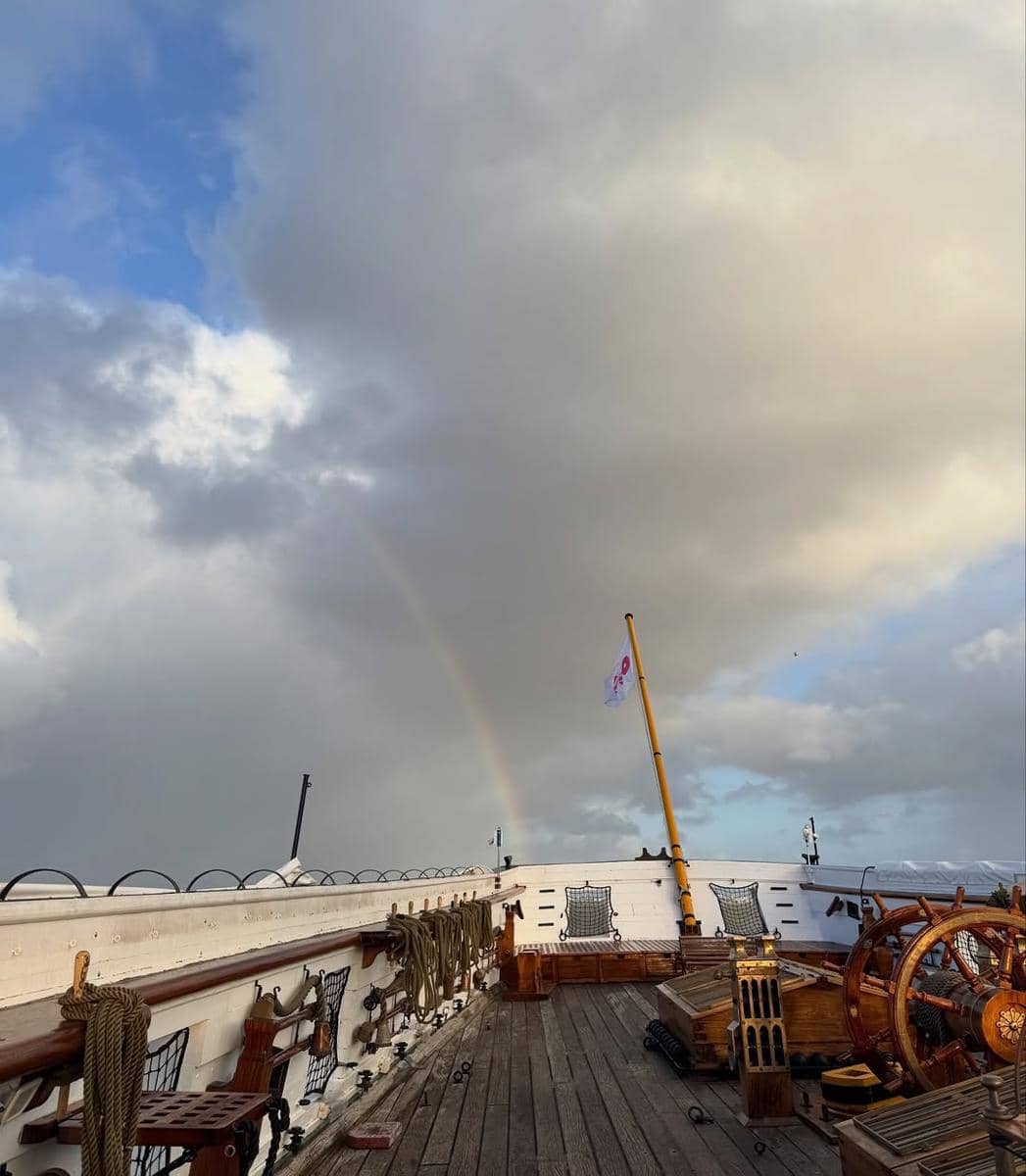 potret Lili Reinhart di balik layar MV SWIM BTS