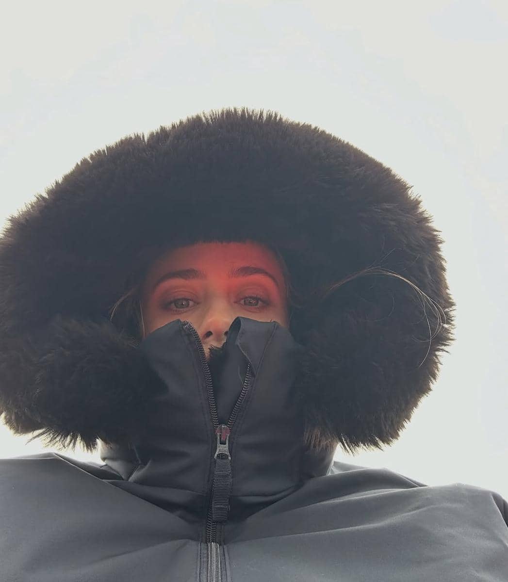 potret Lili Reinhart di balik layar MV SWIM BTS