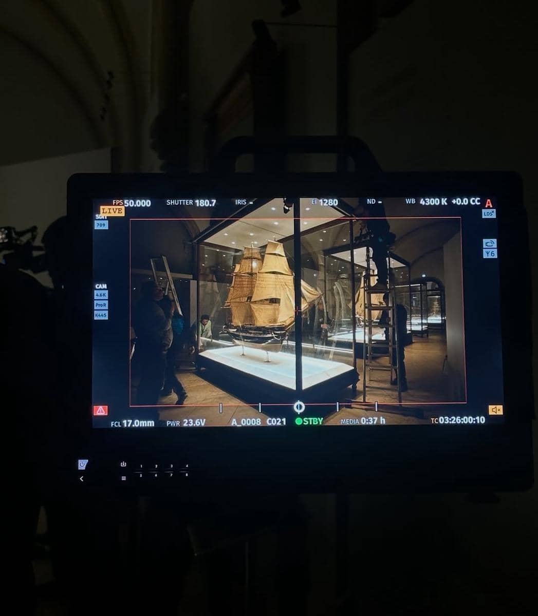 potret Lili Reinhart di balik layar MV SWIM BTS