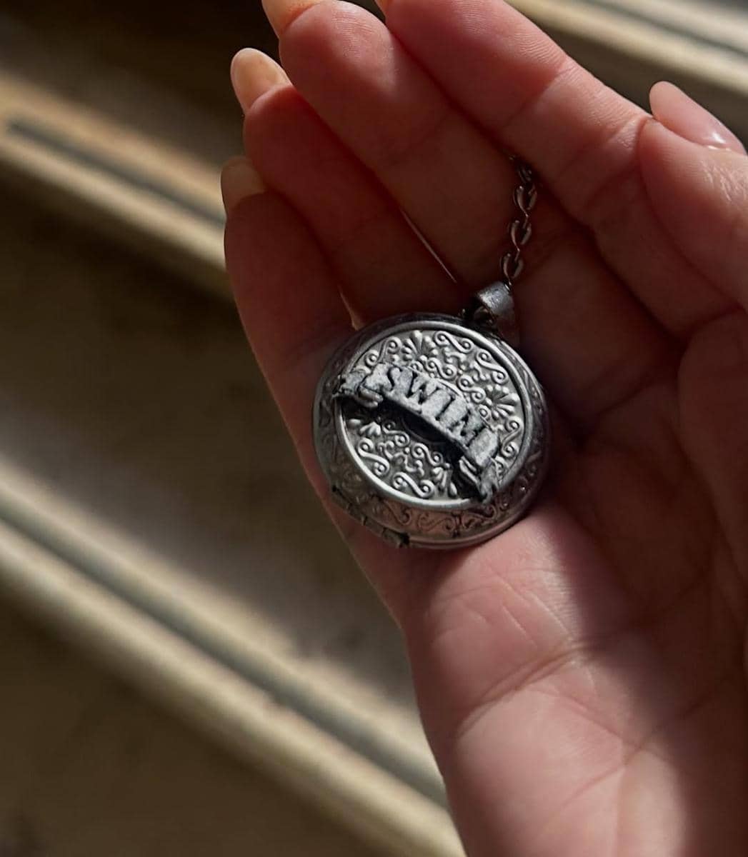 potret Lili Reinhart di balik layar MV SWIM BTS