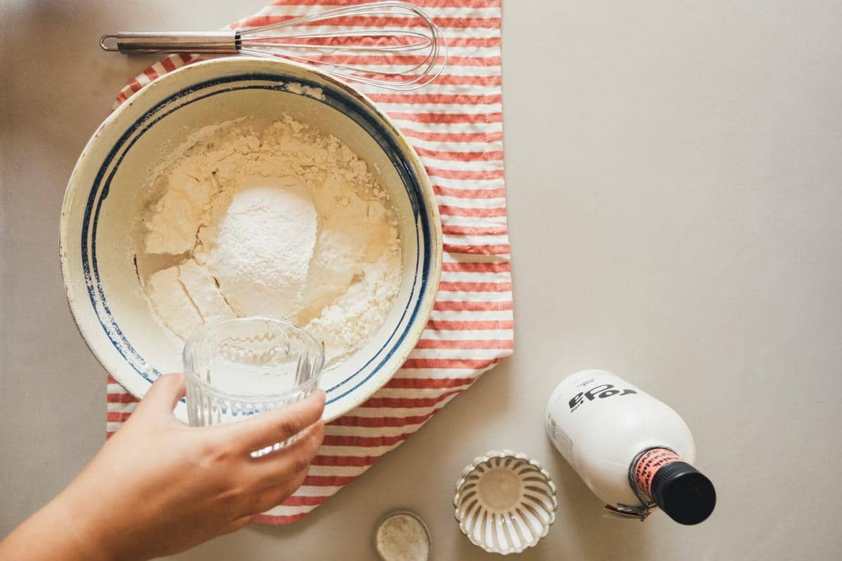 ilustrasi mencampur air dengan tepung