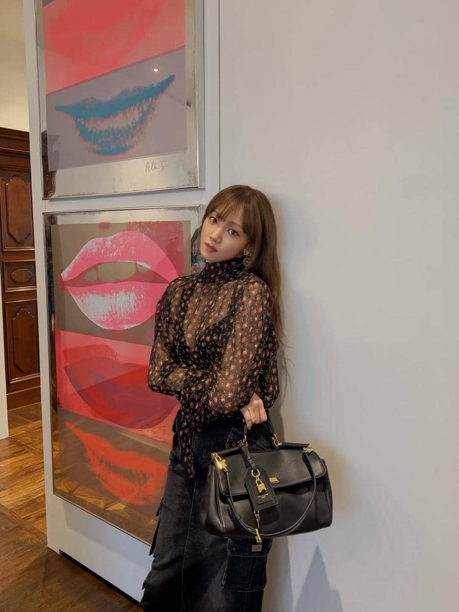 inspirasi mix and match nuansa hitam ala Lee Sung Kyung 