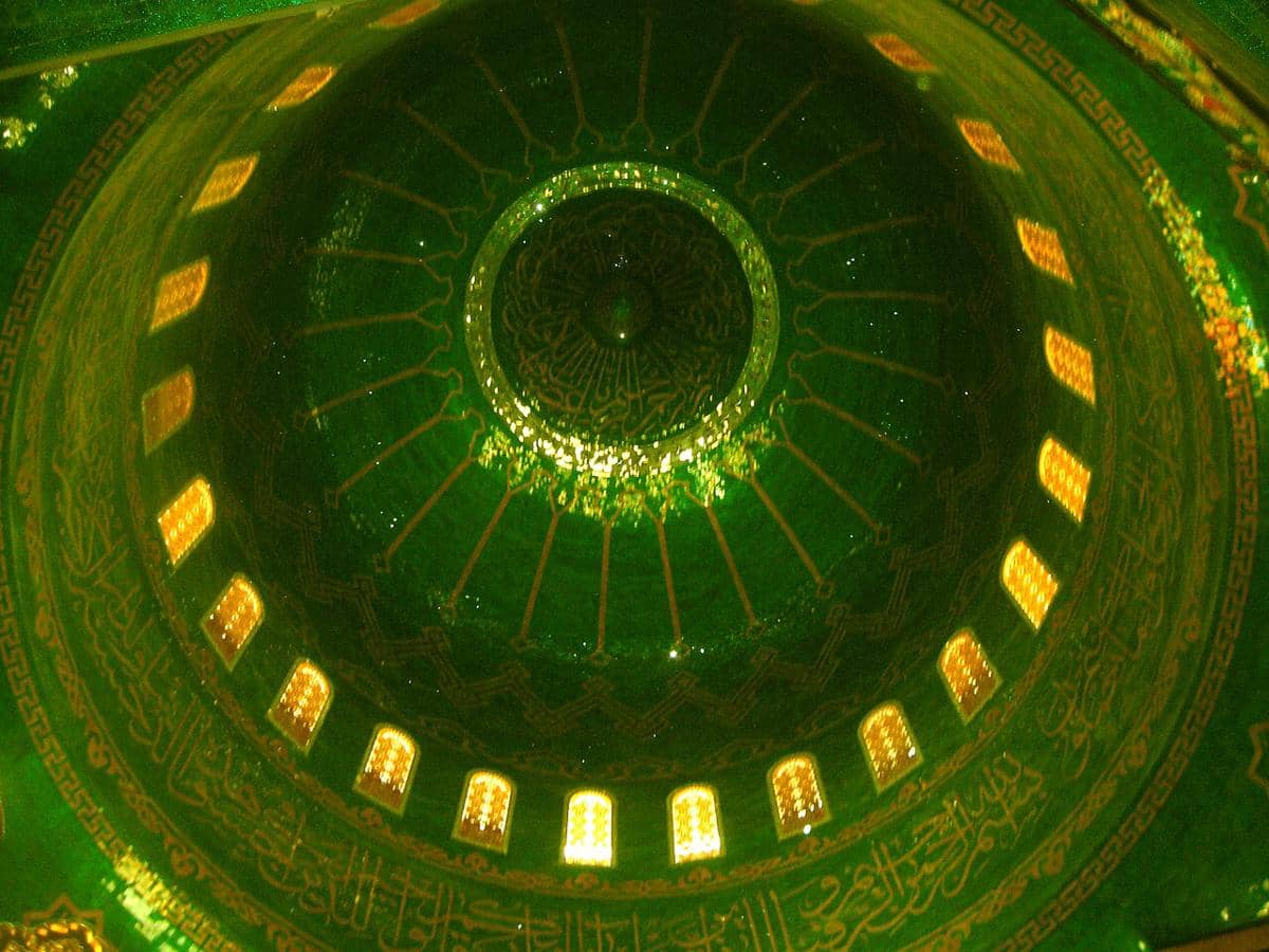 Bagian dalam kubah Masjid Bibi-Heybat dengan ornamen dekoratif yang menghiasi langit-langit bangunan ibadah.