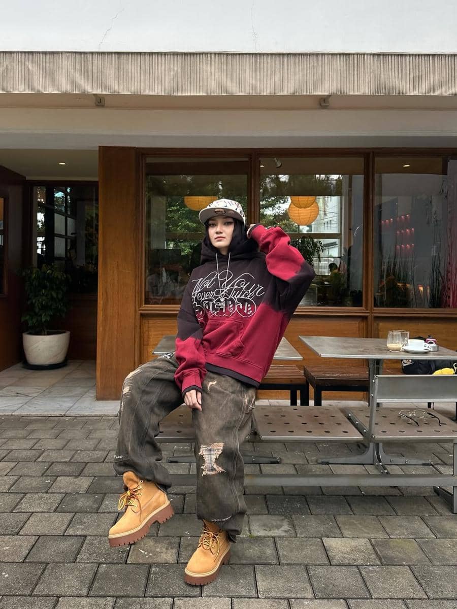 OOTD Hijab Pakai Topi ala Tia Santika