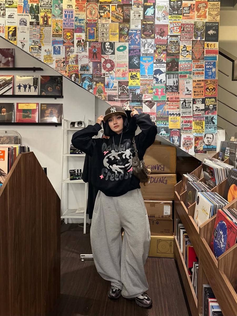 OOTD Hijab Pakai Topi ala Tia Santika