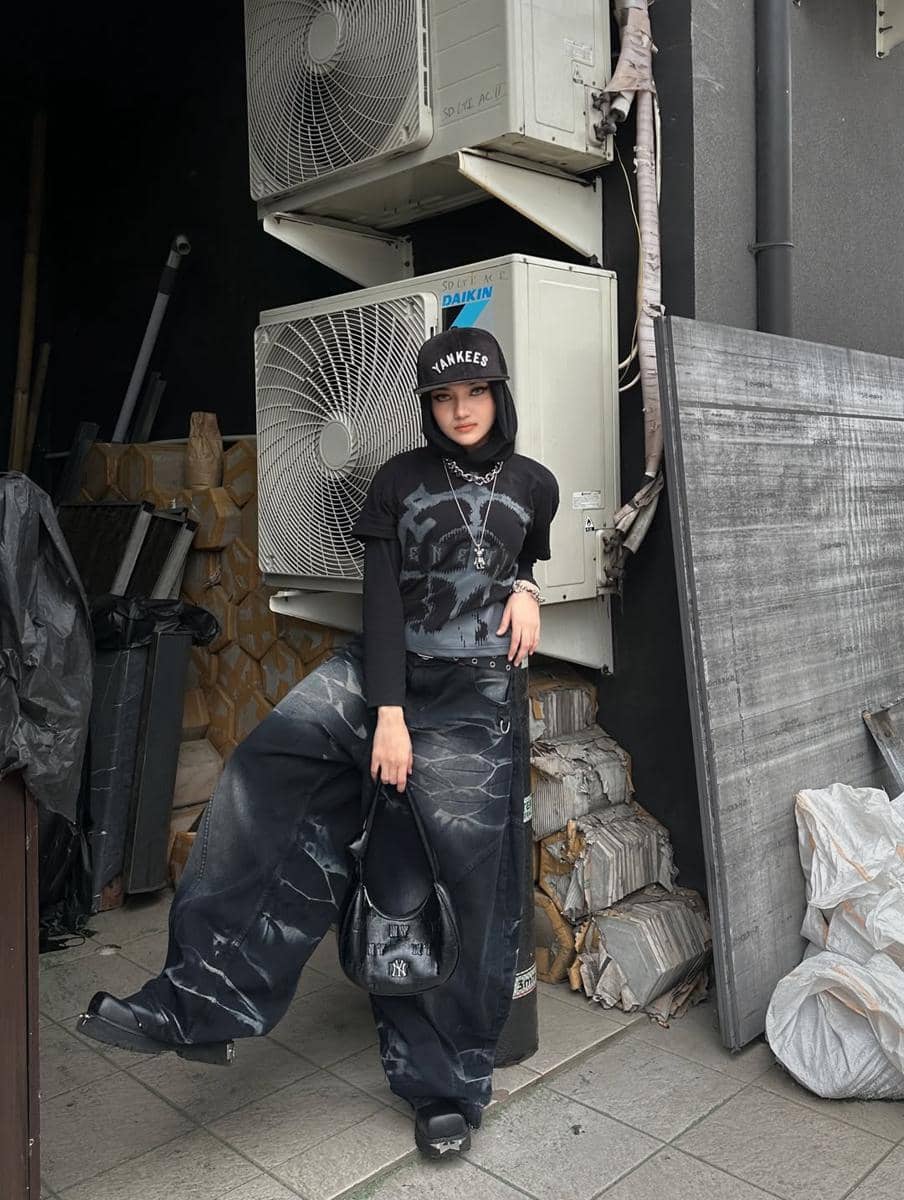 OOTD Hijab Pakai Topi ala Tia Santika