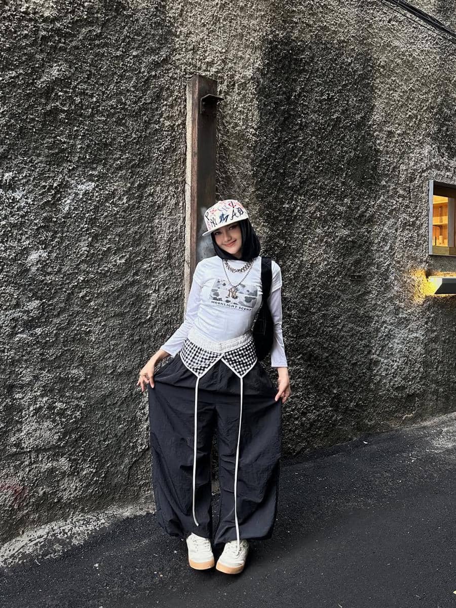OOTD Hijab Pakai Topi ala Tia Santika