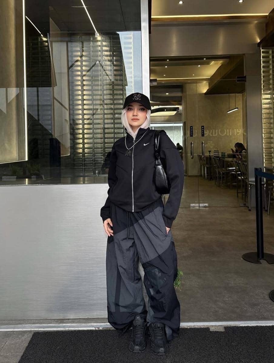 OOTD Hijab Pakai Topi ala Tia Santika