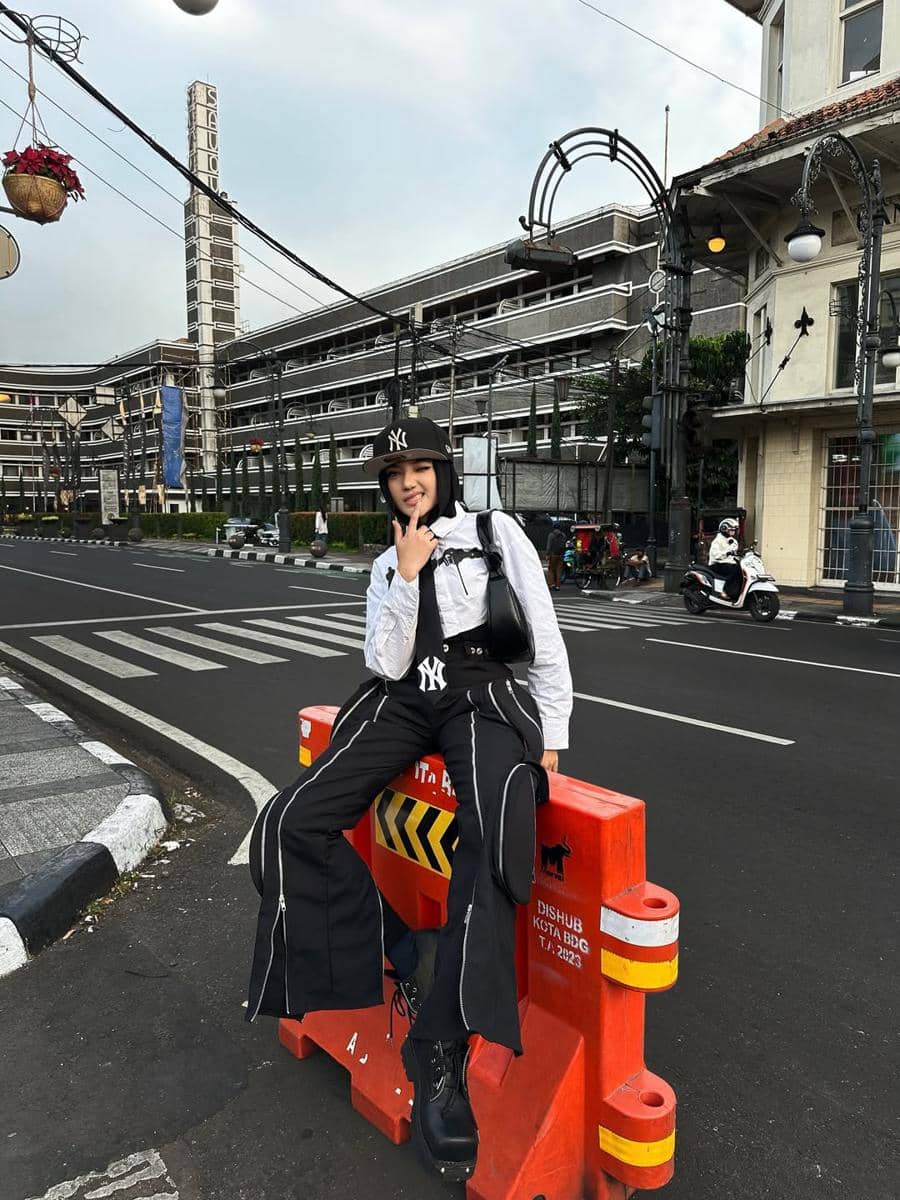 OOTD Hijab Pakai Topi ala Tia Santika