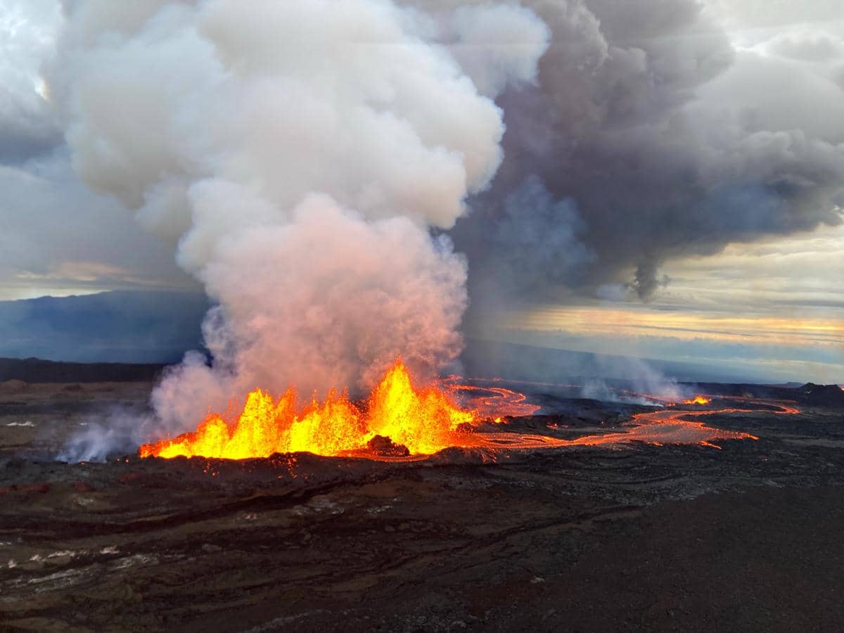 letusan Gunung Mauna Loa pada 2022 yang menunjukkan aktivitas vulkanik di Hawaii