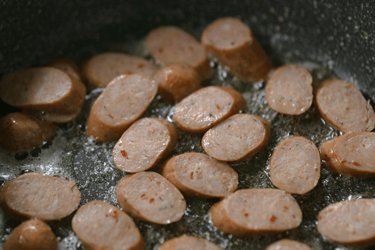 ilustrasi menumis sosis