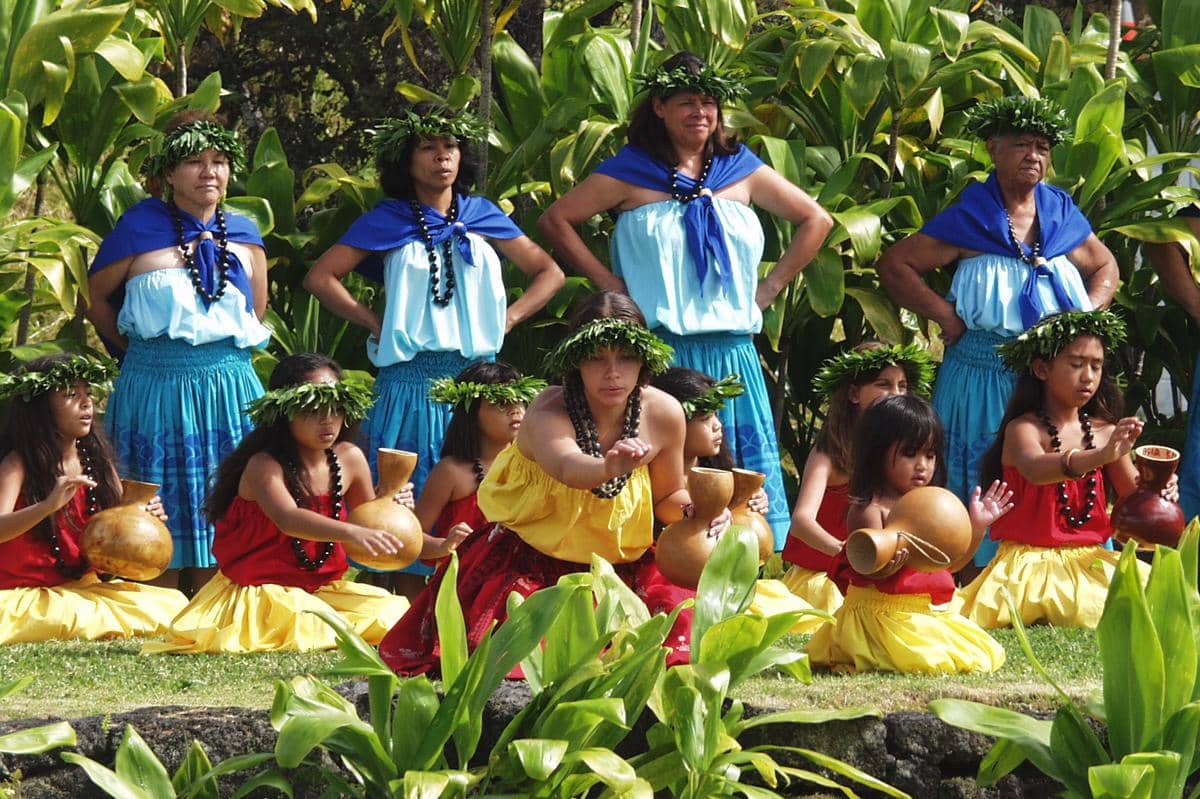 pertunjukan tari hula yang mencerminkan kearifan dan nilai budaya Aloha di Hawaii