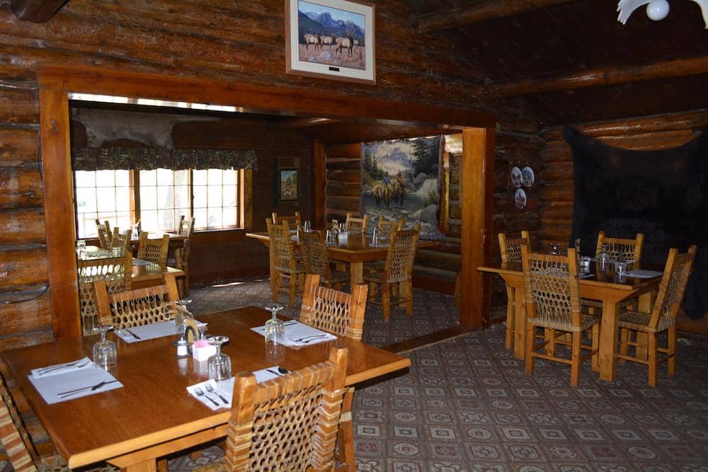 ilustrasi fasilitas mountain hut, tempat makan di Absaroka Mountain Lodge