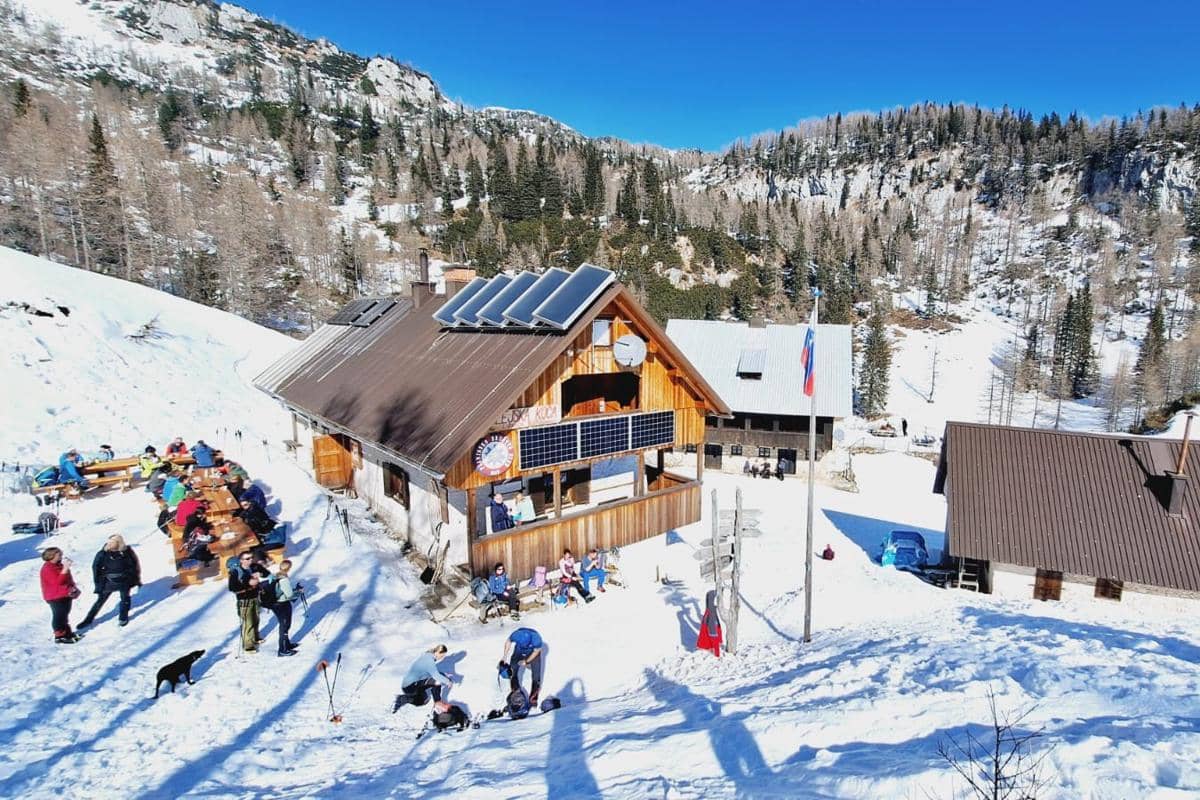 ilustrasi mountain hut