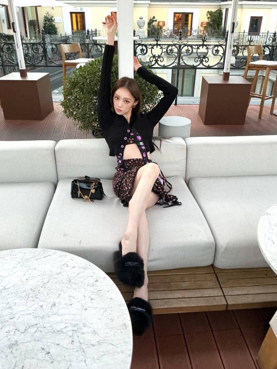 inspirasi OOTD nuansa hitam ala Lee Sung Kyung