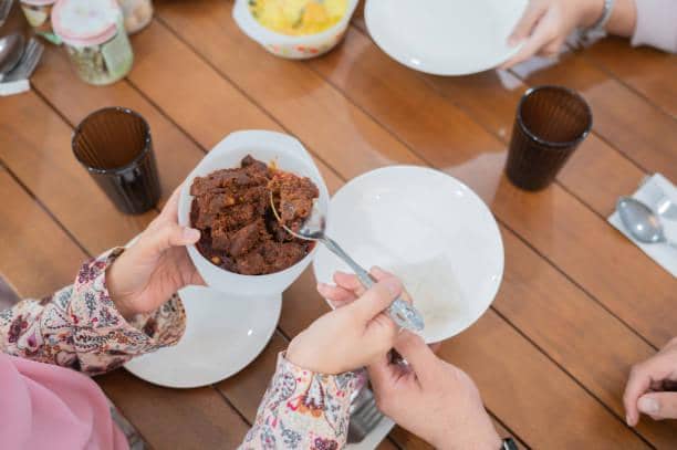 ilustrasi makan rendang