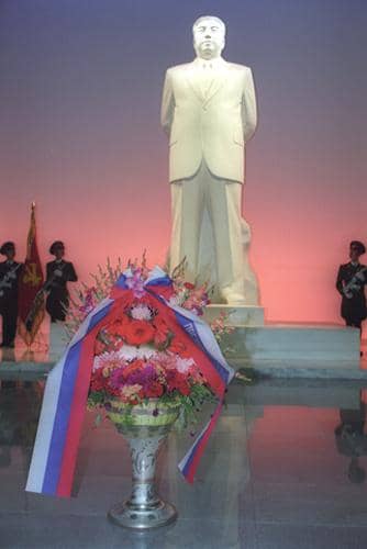 Patung pemimpin Korea Utara Kim Il Sung di dalam Istana Matahari Kumsusan, yang sering dihiasi dengan karangan bunga selama kunjungan tingkat tinggi. 