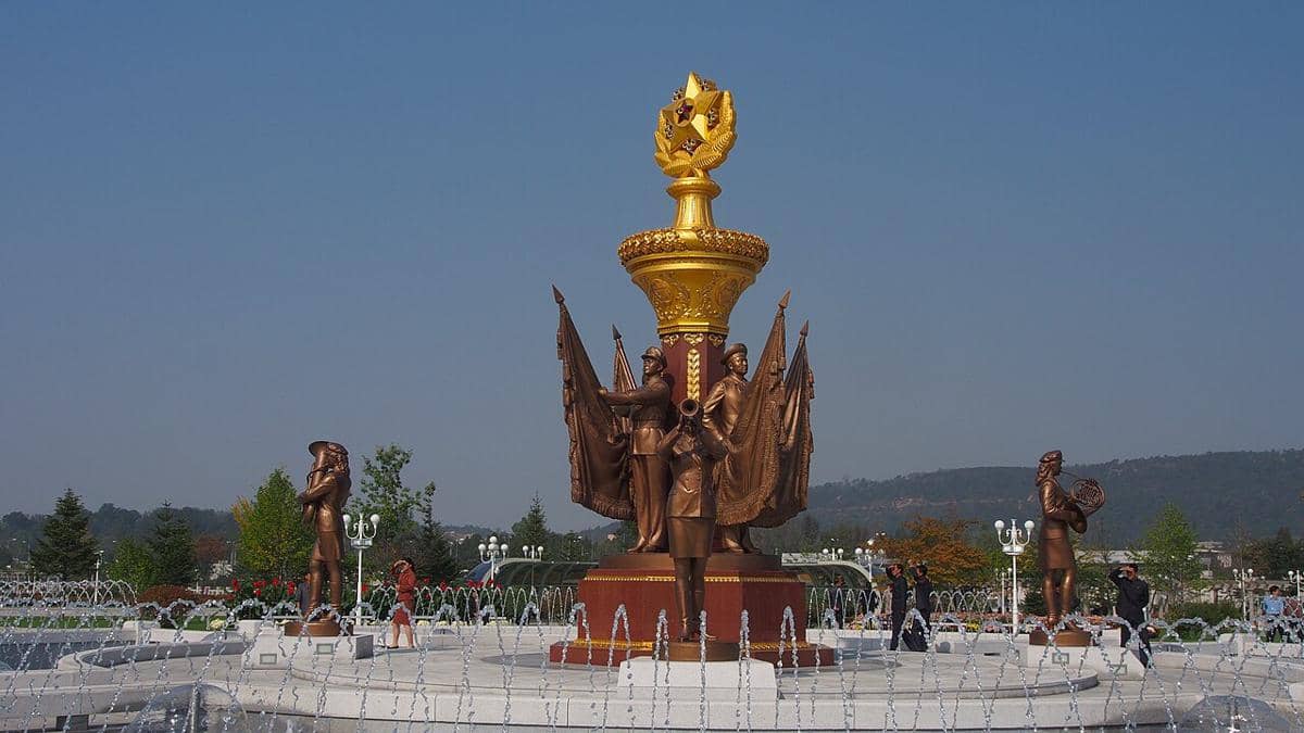 Air mancur dan monumen yang menampilkan patung-patung musisi di plaza Istana Matahari Kumsusan di Pyongyang, Korea Utara.