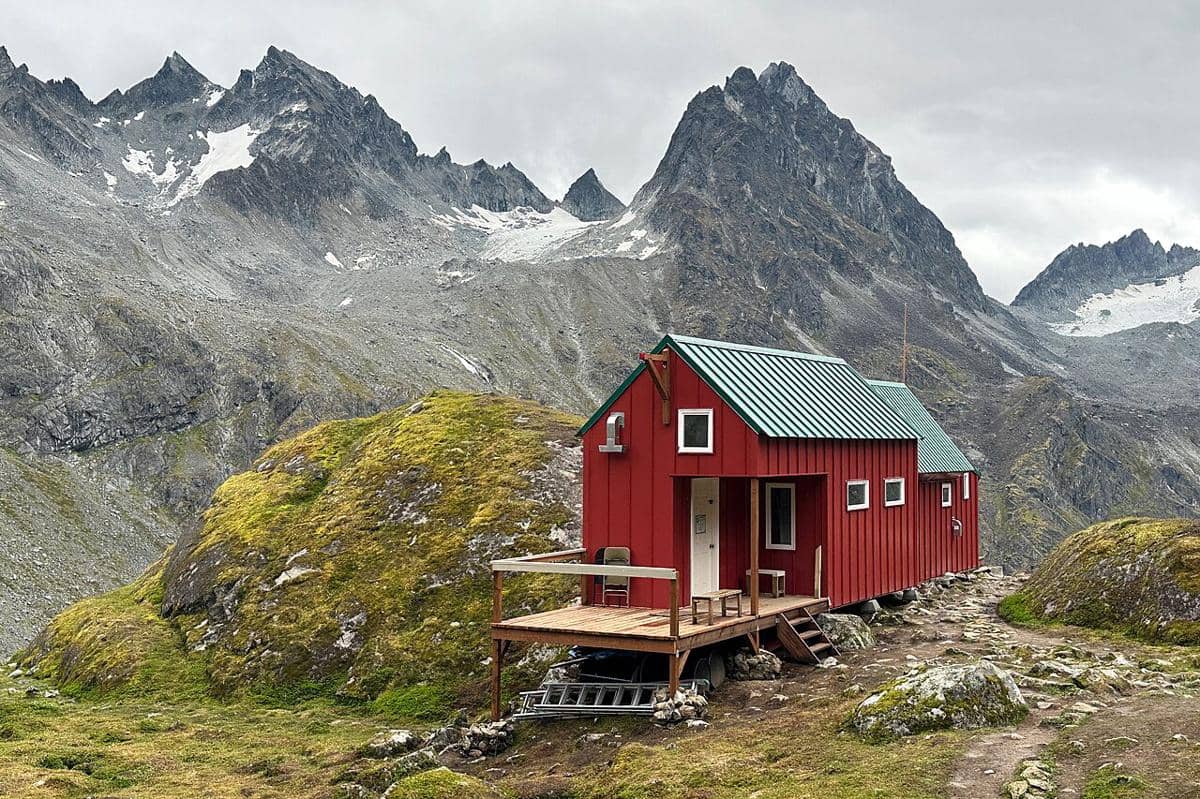 Apa Itu Mountain Hut yang Ada di Jalur Pendakian Ekstrem?
