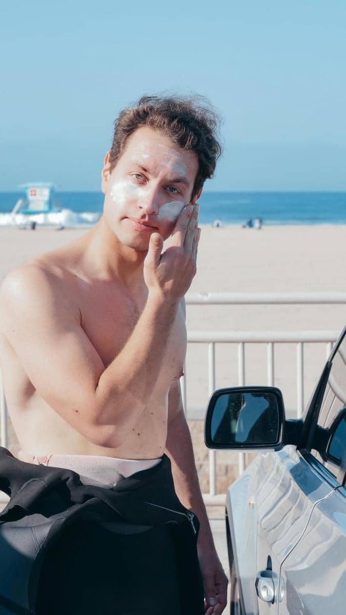 ilustrasi pria menggunakan sunscreen