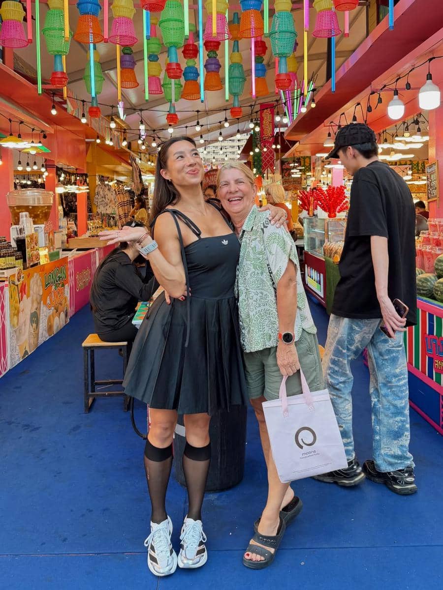 Keluarga Jennifer Bachdim saat jalan-jalan di Bangkok