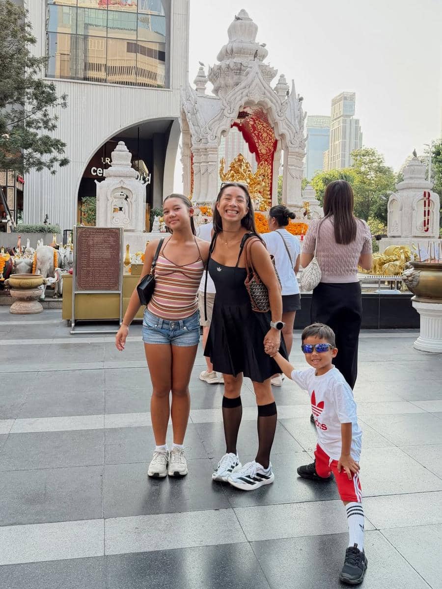 Keluarga Jennifer Bachdim saat jalan-jalan di Bangkok