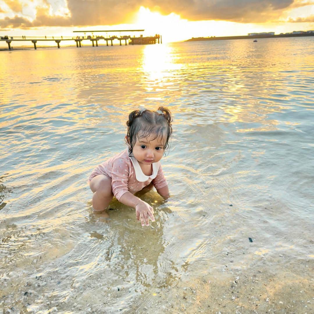 Keluarga Kiky Saputri main ke pantai di La Perouse, Australia
