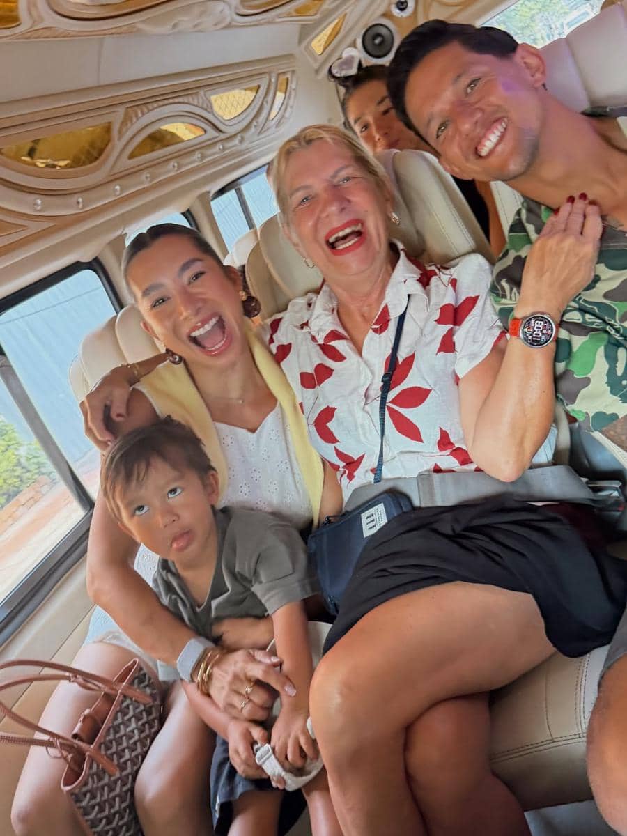 Keluarga Jennifer Bachdim saat jalan-jalan di Bangkok