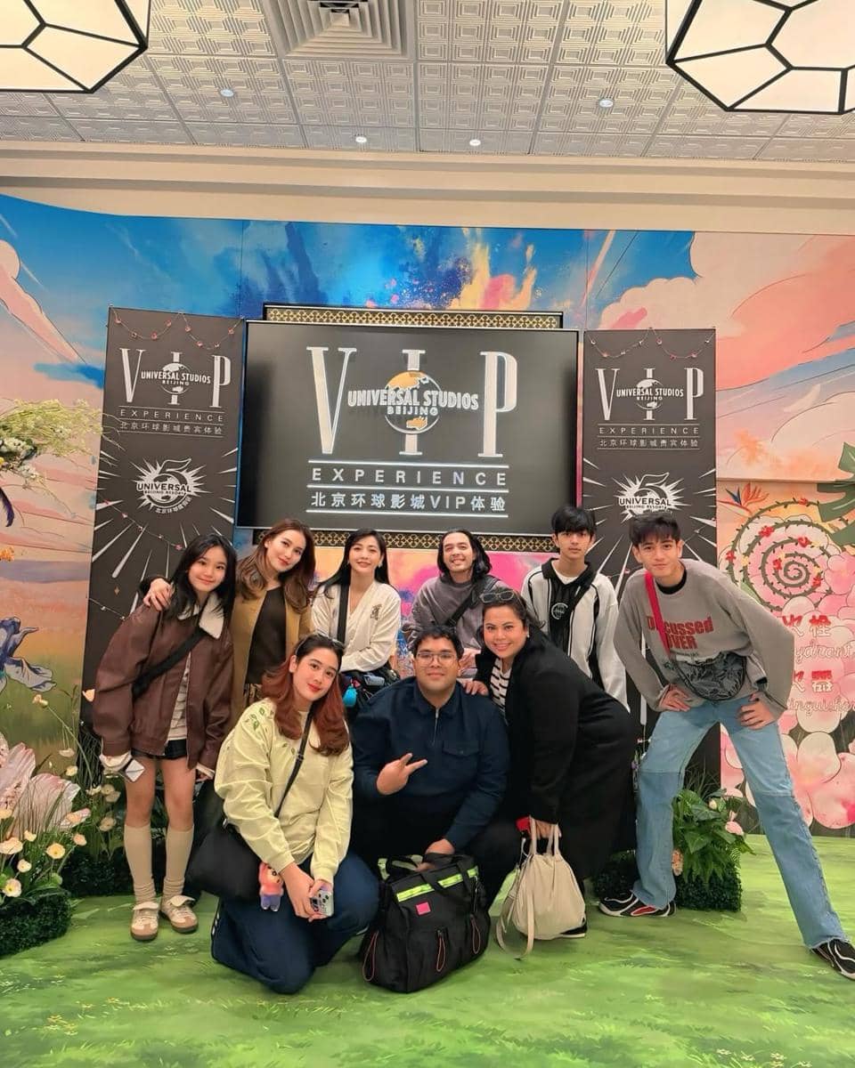 Ayu Ting Ting dan Bilqis liburan ke Universal Studio Beijing